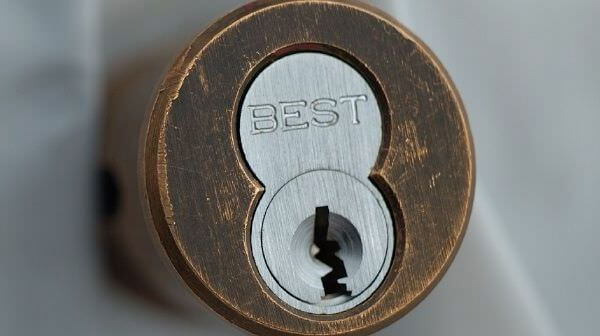 Замена личинки замка входной двери в Кемерово